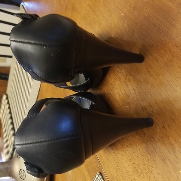 Tahari black leather heeled sandals. Size 7.5 - Picture 5 of 9